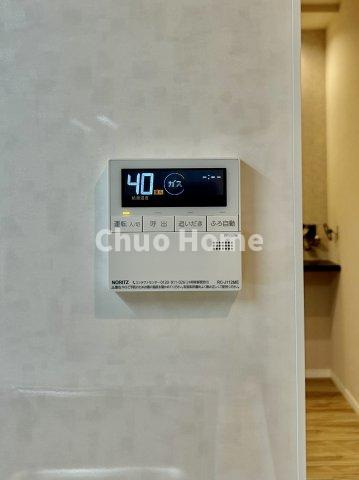 【給湯リモコン】外での一日を忘れさせてくれるオートバス機能でお好みの湯量・温度に調整された浴槽。