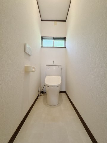 ■トイレ｜白を基調とした清潔感溢れるトイレになっています。トイレには窓がついていますので常に換気をすることができ清潔を保てます♪