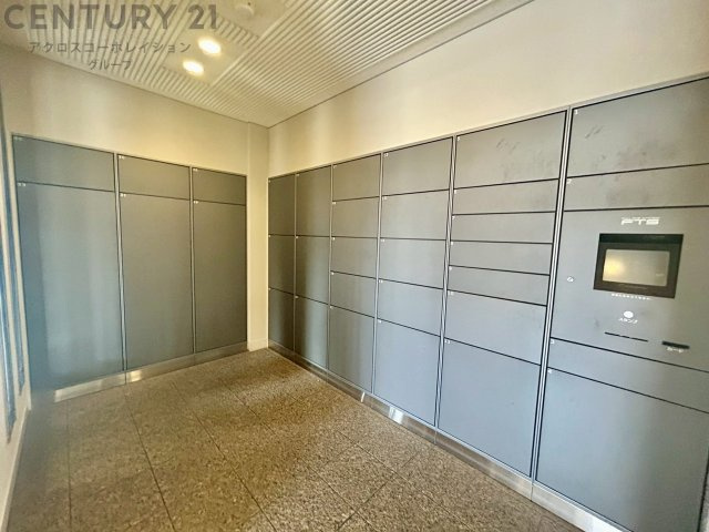 宅配ボックスは荷物の受け取りや配達が便利で安全です。不在時でも荷物が確保され、盗難や損傷のリスクが減少。受け取り時間の柔軟性が向上。外出先からでも荷物の受け取りや預けが可能となります。　
