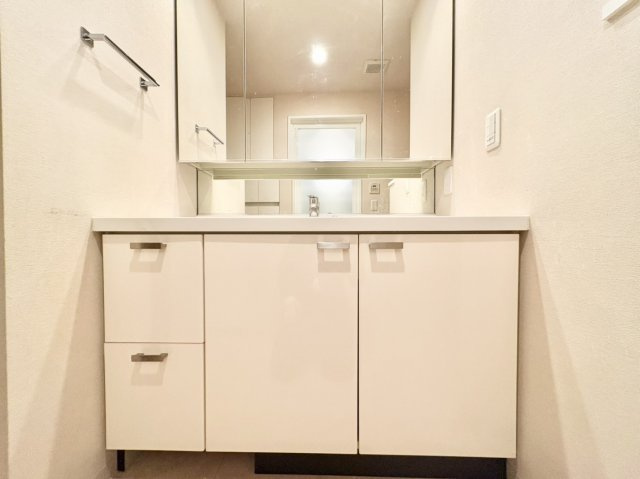 収納豊富な独立洗面台です。　手洗い場が広く使いやすい仕様となっております。
