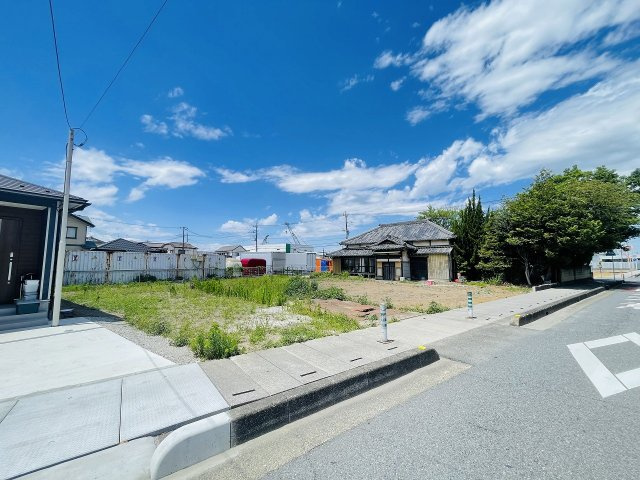 敷地約60坪のゆとりある売地！広々としたお庭や駐車スペースなど、理想の住まいを自由にプランニングできます！南側車両置場の為、陽当り良好です！バス停「七左六丁目」まで徒歩1分、お出かけにも便利です！