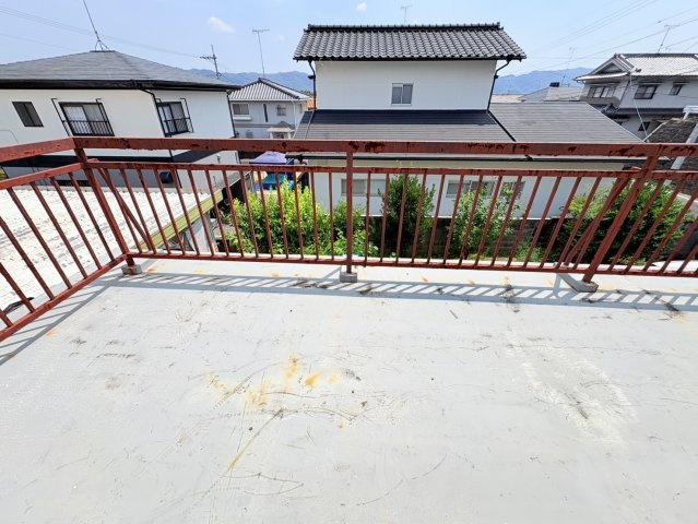 広々としたバルコニーは、洗濯物や布団をゆったり干せる使い勝手の良いスペースです。周囲に大きな建物が少ないため、陽当たりと風通しも◎晴れた日には青空や遠くの景色を眺めながらリフレッシュできる空間です。