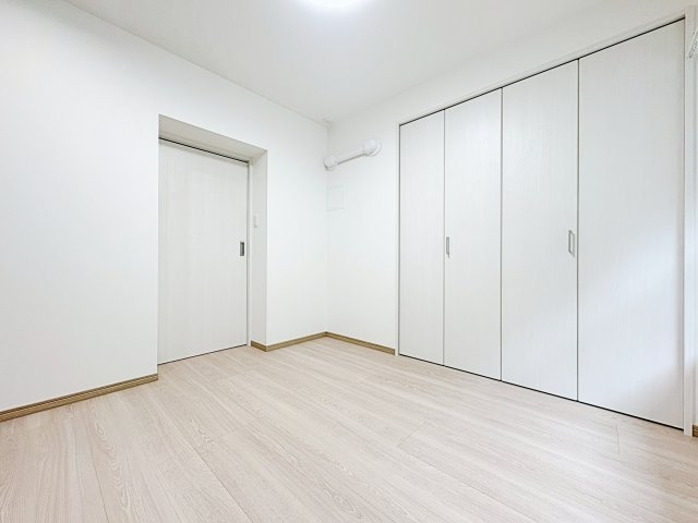 ◆室内はいつも明るい印象なので気持ちの良い朝を迎えられます。各部屋にはクローゼットを完備しており、収納が多いお家はすっきりして快適空間です。