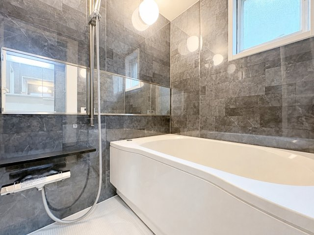 ◆モダンデザインの空間が気持ちよさを高めてくれるバスルーム。すっきりとした清潔感の中に都会的なセンスが感じられ、心身をリフレッシュできる寛ぎを深めてくれるスペースです。
