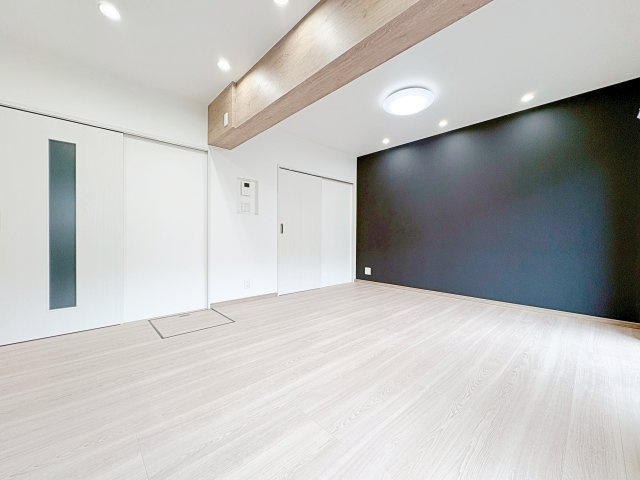 ◆広々としたリビング・ダイニングは、シックでモダンな内装。落ち着いた雰囲気に包まれて、伸びやかな空間のなかで、ゆったりと家族団らんのひとときを過ごせます。