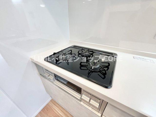 三口コンロで、お料理の効率もアップ！使い勝手の良さを考えました。お洒落なシステムキッチンです。　