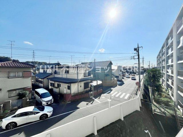 開放感いっぱいの眺望と共に光と風を享受するバルコニー。景観を眺めることができます。　