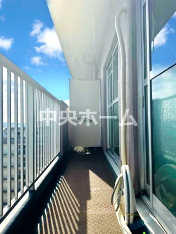 【バルコニー】幅もあって、奥行きもあるゆとりのバルコニー。洗濯物を干したり乾かしたりだけでなく、ただ出てみるだけでも気持ちいいですよ。