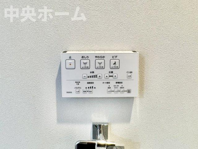 【ウォシュレット】清潔に使いたいお手洗いには最適な設備です。もちろんウォームレットも標準装備です。