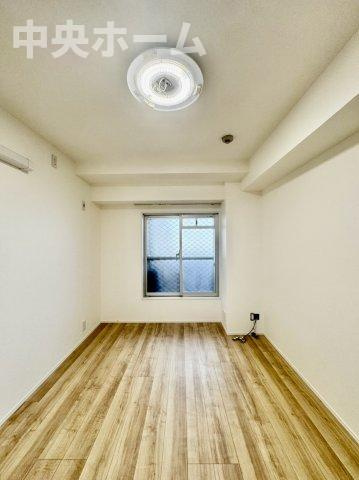 【寝室】心と体をゆったりと安らげる主寝室。寝室のゆとりが大きい分だけ、暮らしの安らぎは深まります。一日の疲れを癒すだけでなく、ご夫婦の親密な語らいを紡ぎ出します