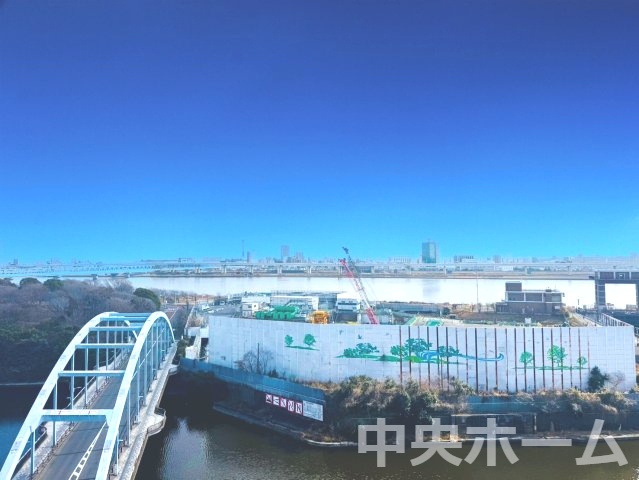 手を伸ばせば、ふれることが出来そうな環境が、そのままインテリアになったような印象です。その豊かな眺望にふさわしい空間には、通風・採光にも優れ、心地よい光と風があふれています