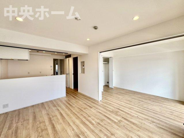 【居間・リビング】「ＬＤＫは家族団らんをデザイン」広いＬＤＫでは家族が集まり一緒の時間を過ごせる工夫がされております。何気ない一日の当たり前のひとコマがいつか一生の宝物になります