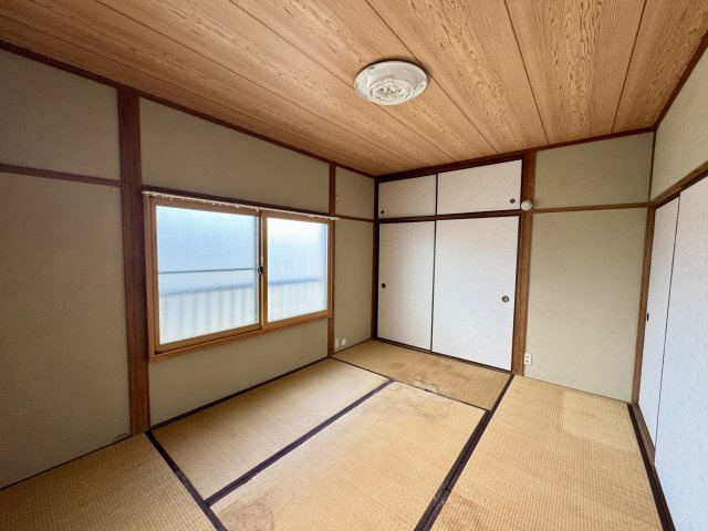 和室に備えた押入収納で、布団や座布団、季節物もしっかり収まります。天袋付きのため、使用頻度の低い物も分けて収納できるのが便利。生活感を抑えつつ、和室をすっきり使える実用的な収納スペースです。