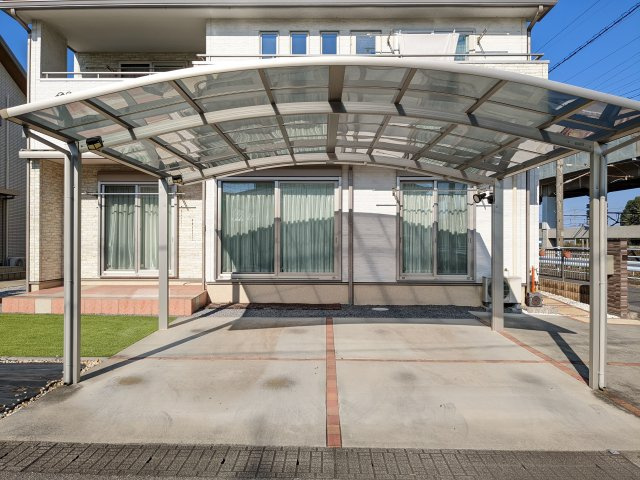 並列2台駐車できるカーポート付　大事なお車はいつも綺麗にしておきたいですよね。