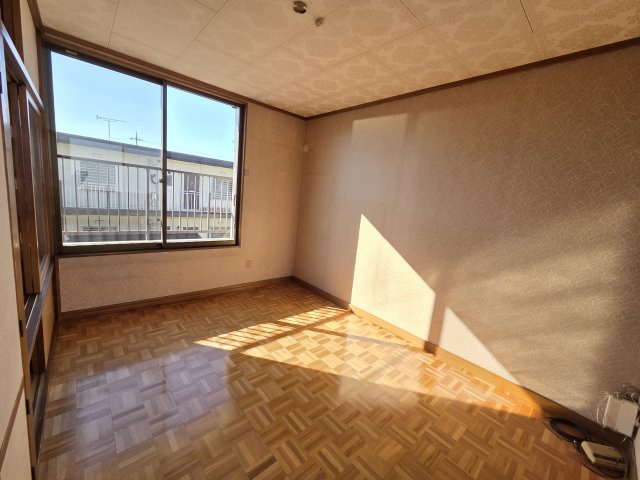 2階6帖の洋室です。