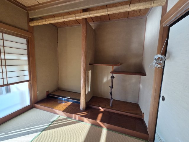 1階西側の和室には趣のある床の間があります。