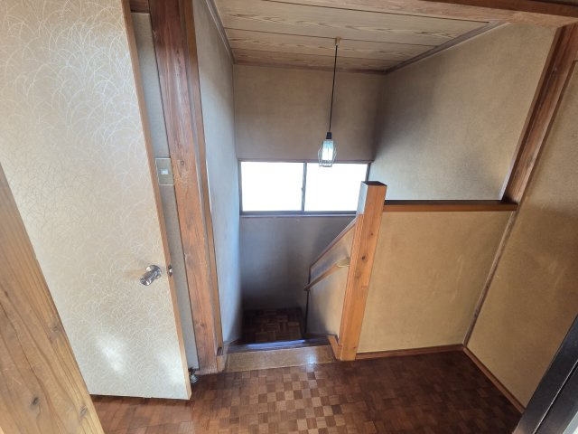2階の廊下と階段です。階段は手すり付き！