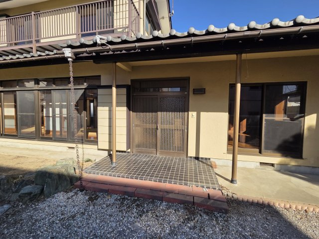 屋根付きの玄関です