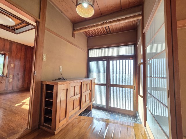 玄関は趣ある和風天井！中古物件ならではです！