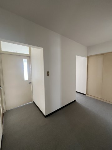 広い廊下、大きな納戸もございます！それぞれのお部屋に繋がる廊下は通風良好でさわやかな空気が通り抜けます