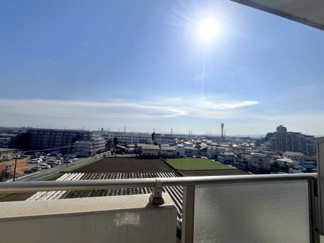 南側バルコニーからの眺望。前面に高い建物がない為、非常に開放的な眺望です！ここから風景を眺めてゆっくりするのも良いかも。