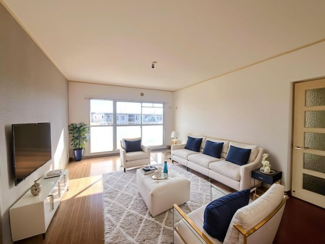 約17帖の非常に広々としたＬＤＫです！バルコニーに面しており明るい光が差し込みます【本画像はCGで作成しており、実際に現地に家具は置かれておりません。】