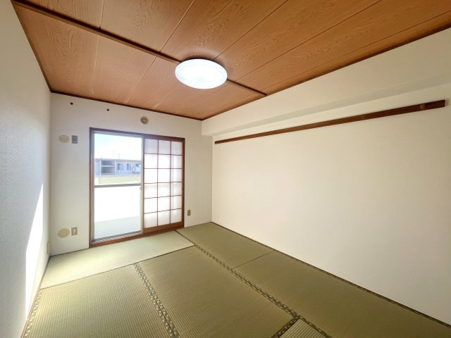 南6帖の和室。こちらもバルコニーに面しているため陽当り良好