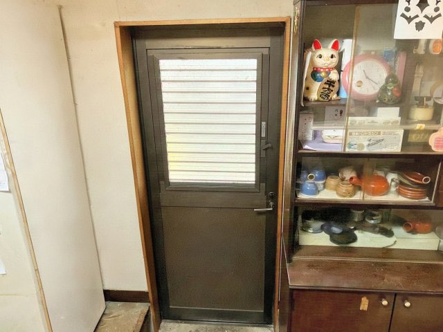 キッチンには勝手口があります。
