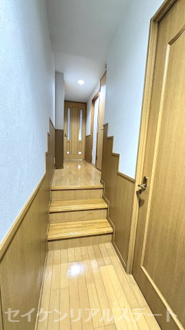浴室入口は段差の無い設計。　小さなお子様からご年配の方まで安心してお使いいただけます。