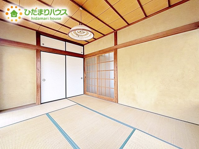 南側にお庭があり、明るく開放感のあるリビング。昼間は、電気いらずでエコ+節約にもなります。