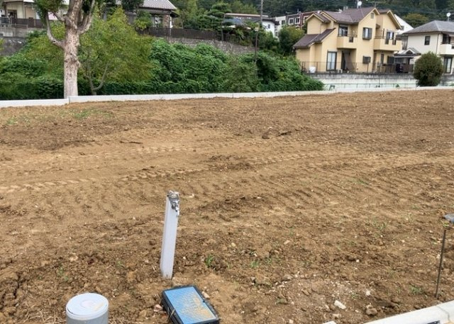 土地の形が極端に長細かったり、狭小地、あるいは道路との高低差がある傾斜地だった場合、後々売ろうとしても買い手がつかない場合もあります。後々、売却することになった時に価値の下がらない土地を選びましょう。