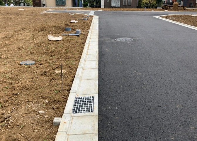 土地の面積＝住宅面積ではありません。建ぺい率の問題などで、土地のある場所によって住宅を建てられる面積は限られています。高さもしかり、「土地」という言葉の中には、建築条件も含まれると考えておきましょう。