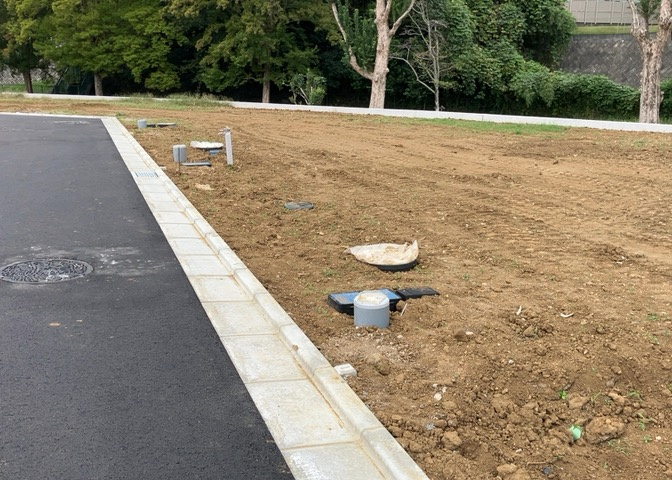 家を建てる場合、方位は要チェックです。現実的に日当たりのよい家ならばリビングは南側、建築基準法でも北側に当たる家への配慮は求められています。土地を見学に行く際は、方位磁針を持って行くようにしましょう。