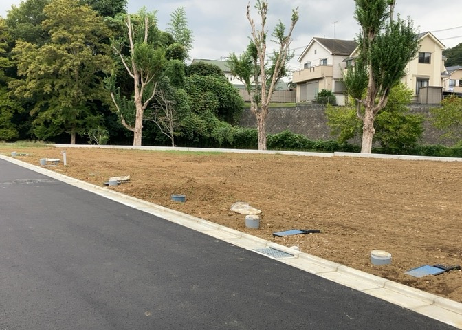 土地の前の道路に消火栓が設置されていることがあります。この場合、道路交通法第45条第1項により、駐車禁止の場所が指定されています。そのため、車庫などの駐車スペースをつくることができない場合があります。