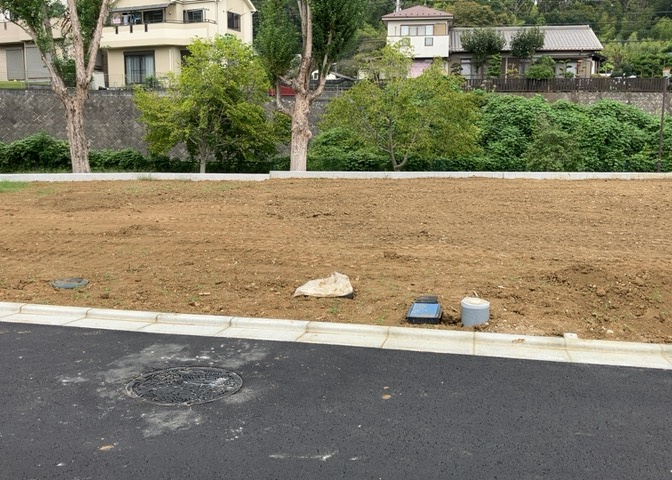現地に行くなら、物件の周囲の地形がどうなっているかを見ることも大切です。周辺より低くなっている土地では、大雨などで水が集まりやすいため、地盤が弱くなっているということも考えられるため、注意が必要です。