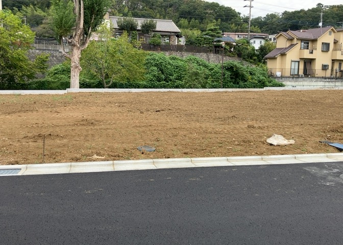 隣家の土地はどうなっているのか、生活利便施設が近くにあるのか、学校まで近いかなど、お客様のライフスタイルにあわせたイメージが重要です。また、近くにあると困る施設が近くにないかも確認するといいでしょう。
