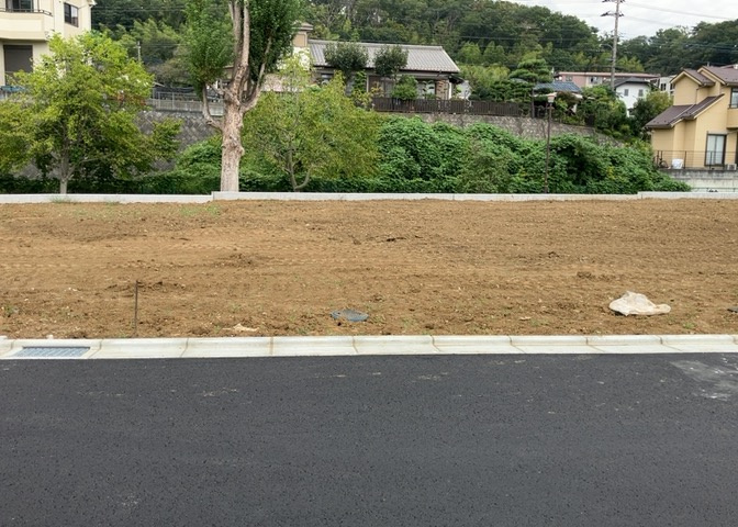 土地購入を検討されている場合、境界杭がない状態で購入してしまうと境界確定測量をする必要があり、費用がかかります。購入の前に、売主、隣土地所有者立ち合いのもと境界を確定し境界杭を設置するのがベストです。
