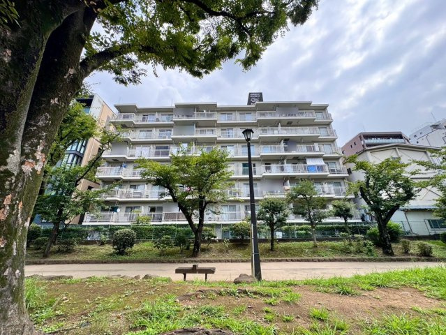 建物前の緑が印象的な一枚。住戸からの眺めにもつながる、穏やかな住環境が魅力です。都心と自然のバランスも良好です。