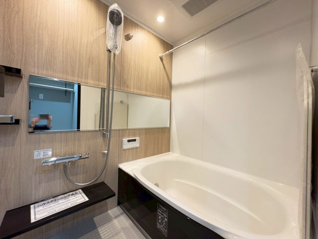 一日の疲れを癒す、ゆったりとした浴室空間
