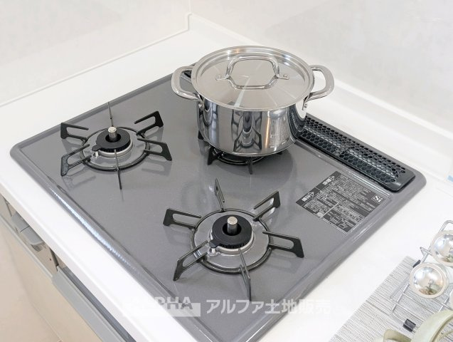【gas　stove】◆ガスコンロ◆使い勝手に配慮されたガスコンロを備えたキッチン。火力調整がしやすく、毎日の調理がスムーズに進み、家事の時間を心地よく支えてくれます