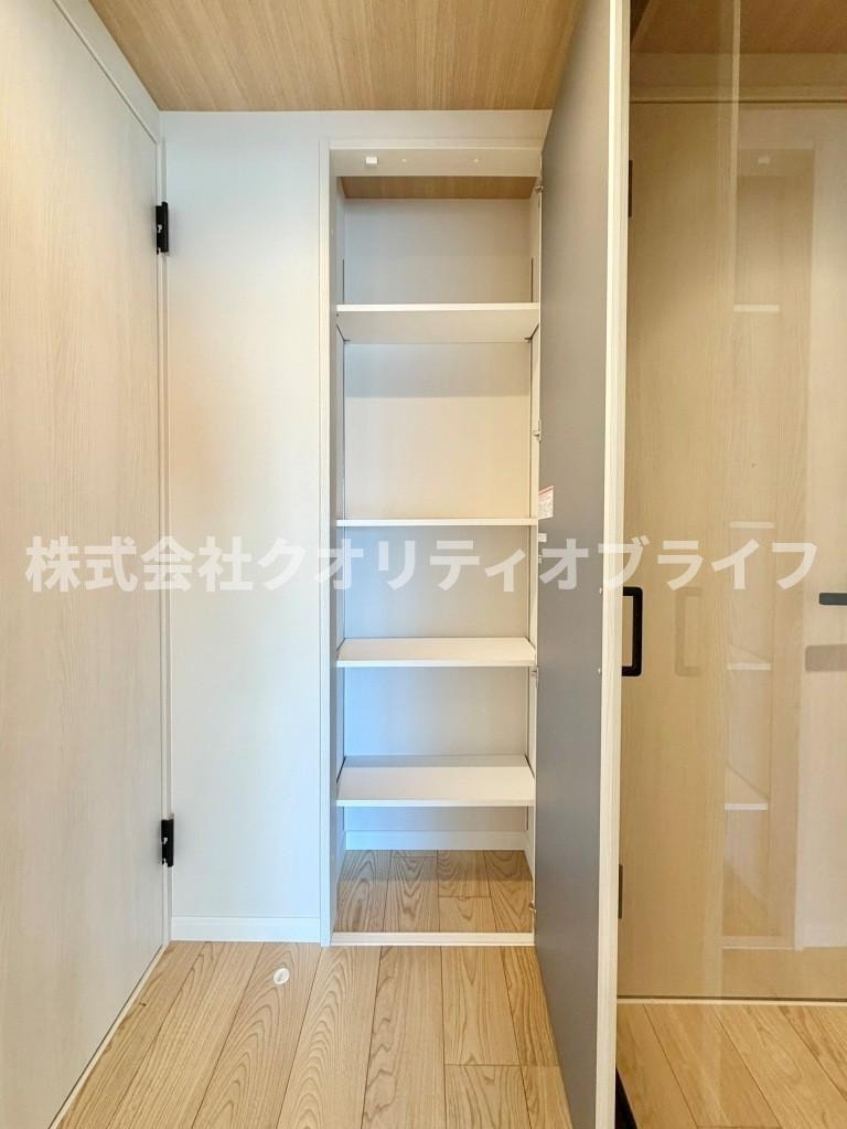 洋服や季節ものの荷物をすっきりと片付けて、お部屋の広さを有効に活用できます。