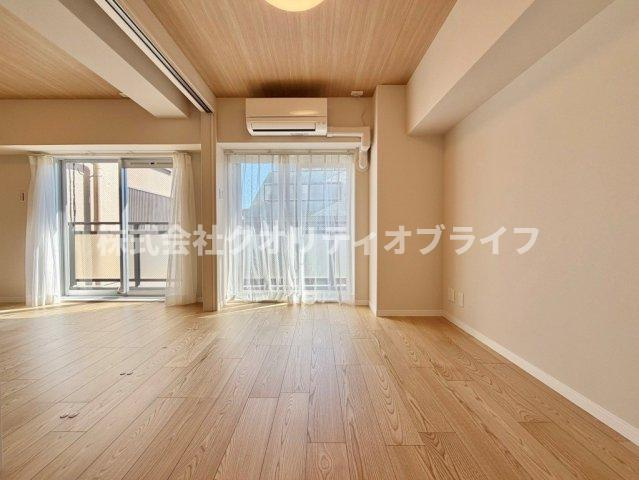 ゆとりある広さが確保された、夫婦の主寝室に最適な洋室。