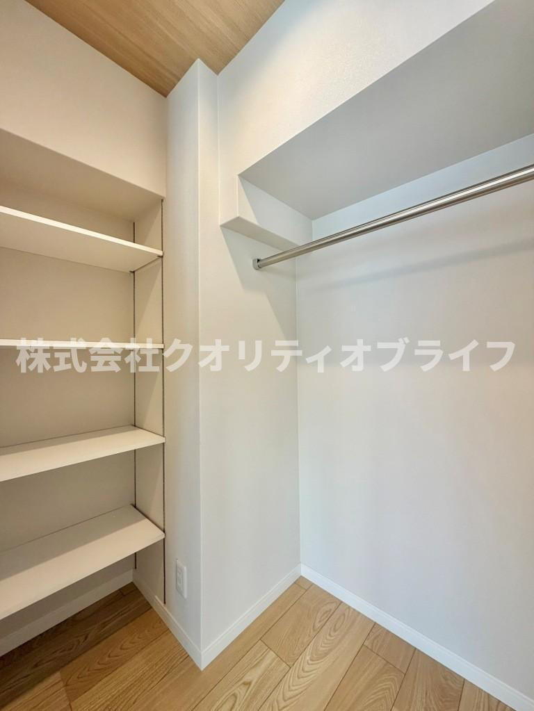 衣服だけでなく、スーツケースや季節物の家電まで丸ごと収納できる大容量のウォークインクローゼット。お部屋の中に余計な家具を置く必要がないため、空間を広く使えます。