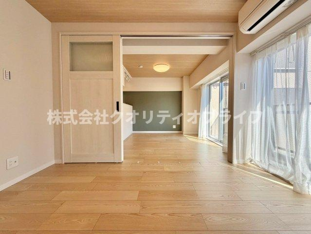 大型のベッドを置いても圧迫感がなく、1日の疲れを癒すプライベートな睡眠空間として落ち着いた雰囲気に包まれています。