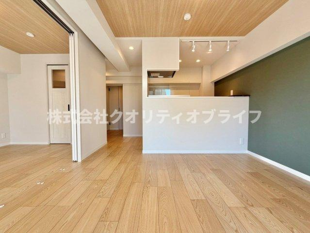 南向きの大きな窓から心地よい光が差し込む明るいLDK。家族が集まりゆったり寛げる開放的な空間設計です。実際の陽当りや風通しの良さは、写真以上に心地よさを感じられます。