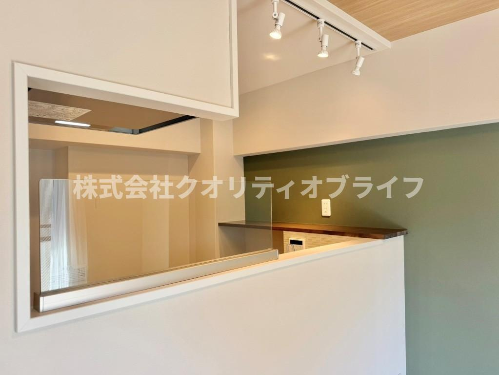 ダウンライト付きのおしゃれなキッチン