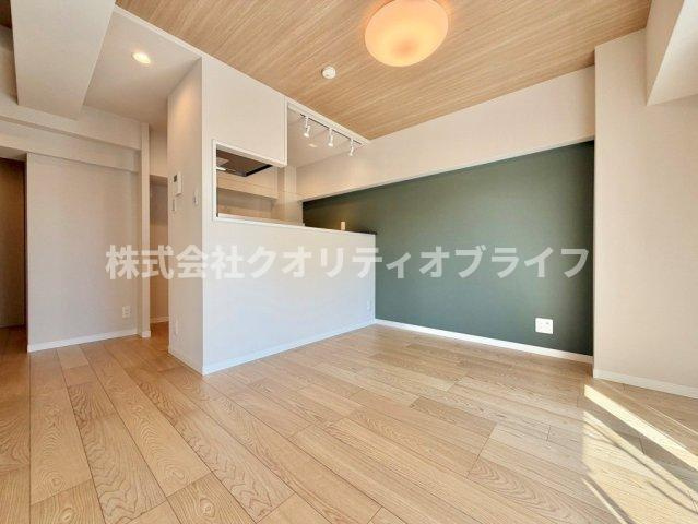 ナチュラルな木目が美しい、足触りの良いフローリング仕様のリビング。どんなテイストの家具やインテリアにも合わせやすく、日々のお掃除やお手入れがしやすいのも嬉しいポイントです。