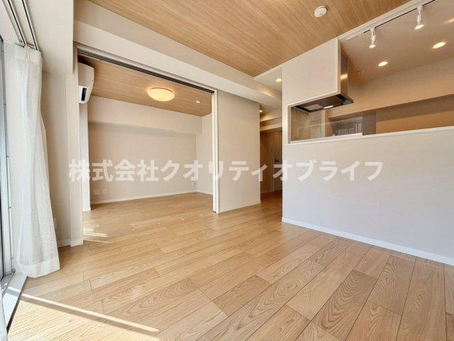 壁面が多く家具の配置がしやすい縦長タイプのリビング。隣接する洋室の扉を開放することで、さらに広々とした大空間としてフレキシブルに活用できる使い勝手の良い間取りです。