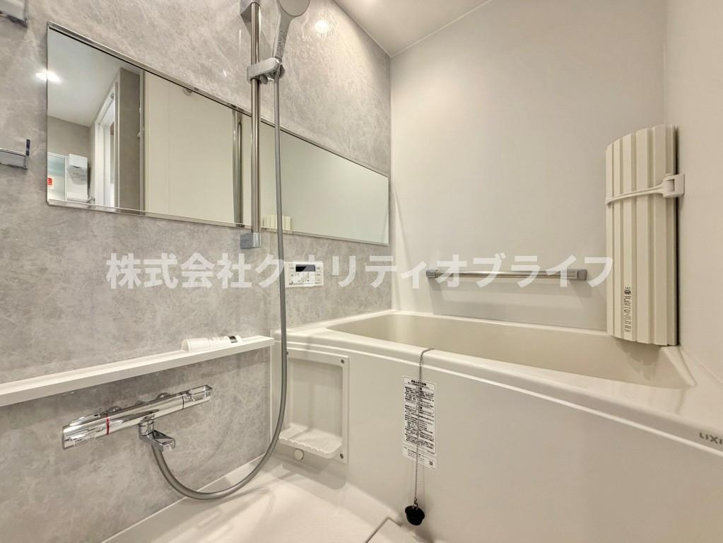 1日の疲れをゆったりと癒せる、クリーンで心地よいバスルーム。お気に入りの入浴剤を入れて、贅沢なリラックスタイムを過ごせる空間です。毎日のバスタイムが楽しみになるような、開放感のある設計です。