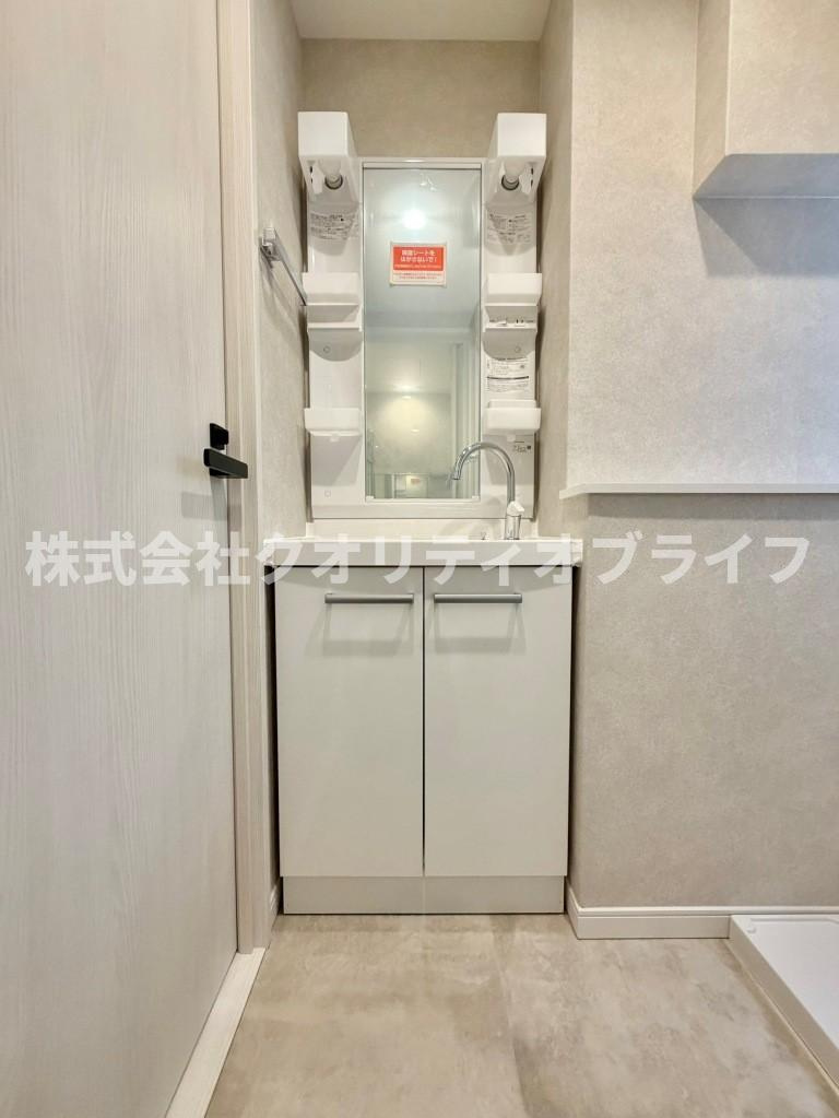 シングルライフや限られたスペースを有効に活用できる、コンパクトで機能的な洗面化粧台。無駄を省いた設計ながらも、毎日の身支度に必要な機能がスッキリと凝縮された使い勝手の良い仕様です。